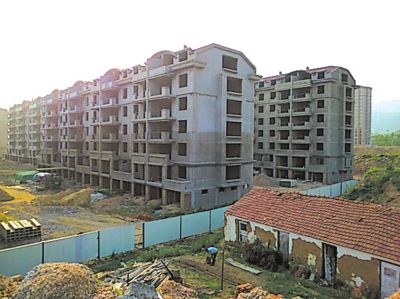 住宅樓的外立面還未裝修，但據售樓處工作人員介紹，第一批開盤已經賣掉了99套。