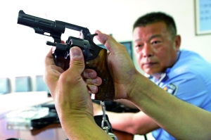 出發前,認真檢查槍械。