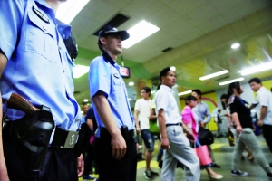 地鐵內,攜槍巡邏。