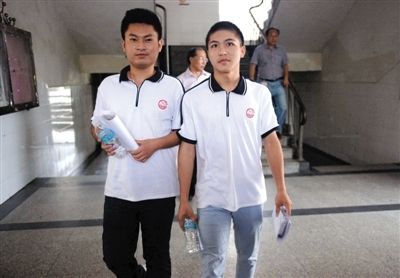 昨日下午5時(shí),江西宜春“奪刀少年”柳艷兵和易政勇順利完成單獨(dú)高考,走出考場(chǎng)。 昨日下午5時(shí),江西宜春“奪刀少年”柳艷兵和易政勇順利完成單獨(dú)高考,走出考場(chǎng)。