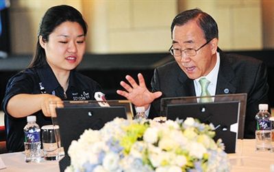 2008年7月，聯合國秘書長回到韓國時，特意會見李炤燕。