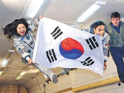 　2007年9月10日，李炤燕（左）在俄羅斯首都莫斯科接受零重力飛行訓練。