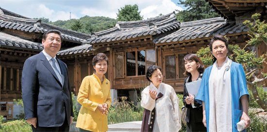 照片中左起分別是習(xí)近平、樸槿惠、家具博物館館長鄭美淑(音)、隨同翻譯、彭麗媛。