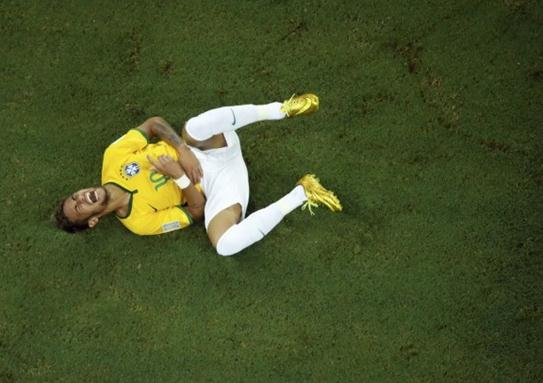 內馬爾痛苦倒地 內馬爾痛苦倒地