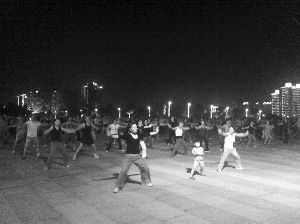 廣場舞大媽是主力 廣場舞大媽是主力