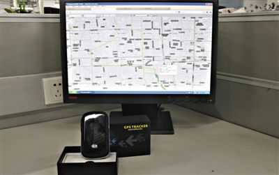 記者花近400元網(wǎng)購的定位監(jiān)聽器，能通過短信激活，進(jìn)行實時監(jiān)聽。