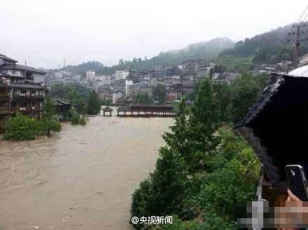 湖南鳳凰連降暴雨古城被淹 景區關閉全城停電 湖南鳳凰連降暴雨古城被淹 景區關閉全城停電