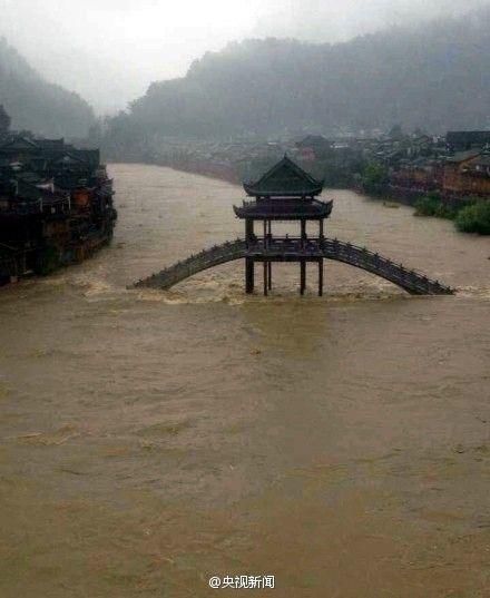 湖南鳳凰連降暴雨古城被淹 景區關閉全城停電 湖南鳳凰連降暴雨古城被淹 景區關閉全城停電