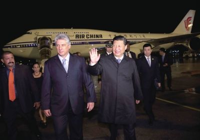 21日晚,習近平乘坐的專機抵達哈瓦那何塞·馬蒂國際機場。古巴國務委員會第一副主席兼部長會議第一副主席