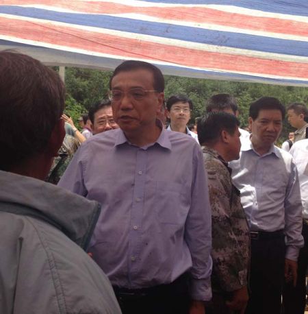 走進帳篷，總理就握住蔡官耀的雙手說：“不行，這個帳篷太簡易了”。說完這句，叮囑蔡官耀，“不能回家住”