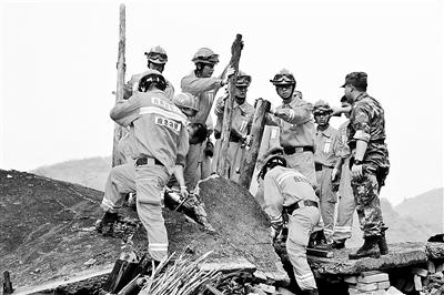 救援隊員搜救現場 供圖/新華 救援隊員搜救現場 供圖/新華