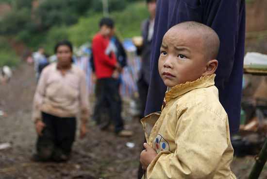 帳篷有限，尚有不少村民沒有地方躲雨。澎湃新聞 程藝輝 圖