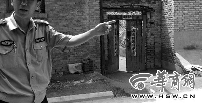 昨日,西安市閻良區譚家村,警方在孫某家調查