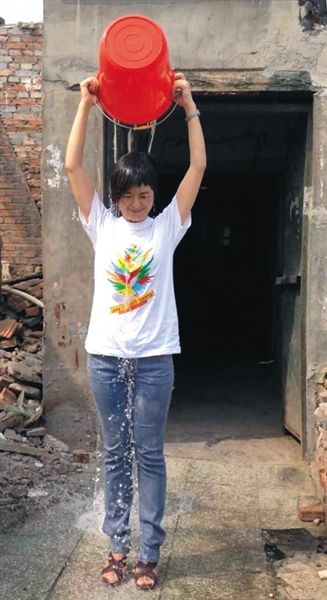 20日下午，央視主持人張泉靈參與“冰桶挑戰(zhàn)賽”。圖片來自微博