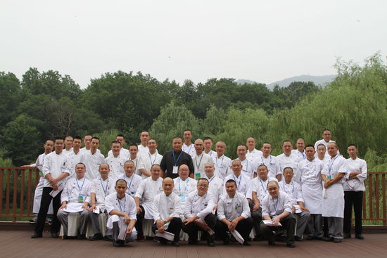 幾十位光頭廚師的大合照。 花惠生 供圖 幾十位光頭廚師的大合照。 花惠生 供圖