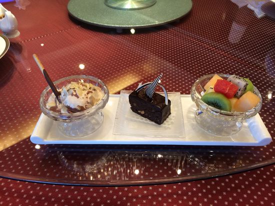 西點水果拼盤、巧克力布朗尼、冰淇淋。 花惠生 西點水果拼盤、巧克力布朗尼、冰淇淋。 花惠生