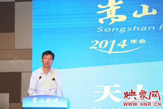 國務院發展研究中心原副主任、研究員盧中原演講。 國務院發展研究中心原副主任、研究員盧中原演講。