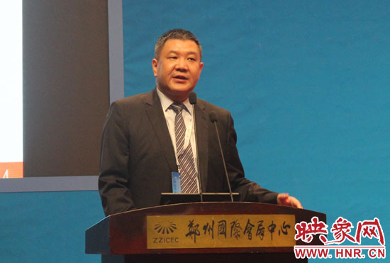 東方航空物流公司總經理李九鵬在小組正在討論上做演講