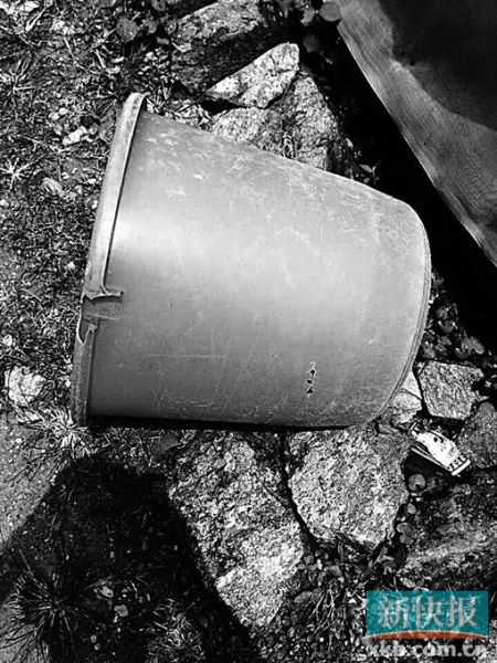 事發(fā)現(xiàn)場發(fā)現(xiàn)的彈孔。 事發(fā)現(xiàn)場發(fā)現(xiàn)的彈孔。