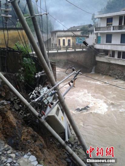 9日以來，陜西省鎮(zhèn)巴縣持續(xù)出現(xiàn)強(qiáng)秋淋天氣，21鎮(zhèn)不同程度受災(zāi)，電力、交通、移動(dòng)通訊一度中斷。