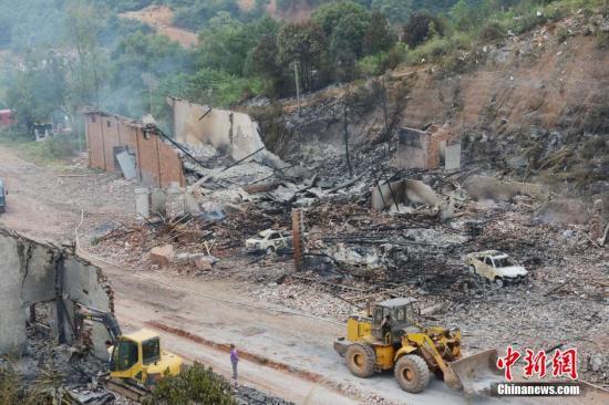 9月23日上午，花炮廠清理工作正在進(jìn)行，山谷內(nèi)的廠房已被爆炸夷為平地。中新社發(fā) 楊華峰 攝