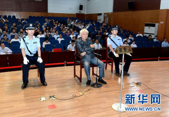 9月29日，方廣云在庭審現場。當日，“合肥房叔”腐敗窩案核心人物方廣云在安徽省廬江縣出庭受審。 新華社記者 郭晨 攝