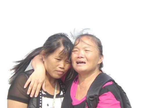 見(jiàn)到救命恩人魏冬桂（左），沈愛(ài)蘭十分激動(dòng)