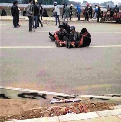 14日,沖突現場,幾名頭戴鋼盔的人被捆綁著。圖/東方IC 14日,沖突現場,幾名頭戴鋼盔的人被捆綁著。圖/東方IC