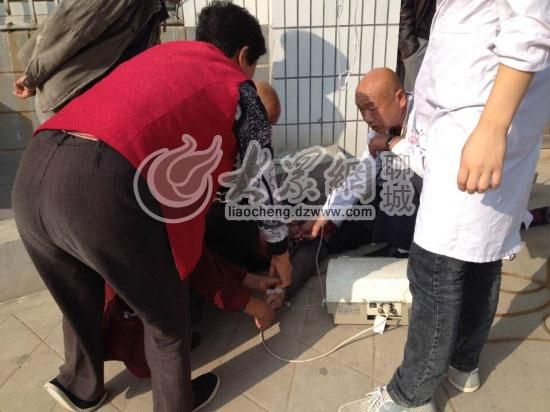 醫生正在對女嬰舅媽進行現場洗胃處理