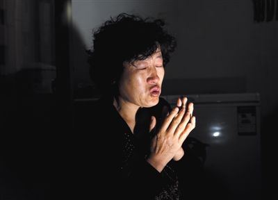 昨日,呼格吉勒圖的媽媽尚愛云在內蒙古呼市家中講述這些年來的上訪經歷。本版圖片/新京報記者 郭鐵流