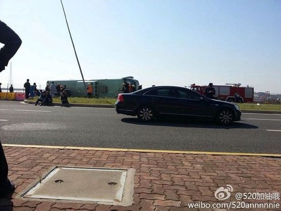 上海大巴在東海大橋上側翻 已致6死40多傷(圖) 上海大巴在東海大橋上側翻 已致6死40多傷(圖)