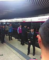 昨日18時57分，北京地鐵5號線惠新西街南口一女子遭遇不幸。昨晚9時記者在中日友好醫院發現女子已不幸身亡，女子遇險是被夾在安全門和地鐵門中間，列車啟動后掉下站臺。