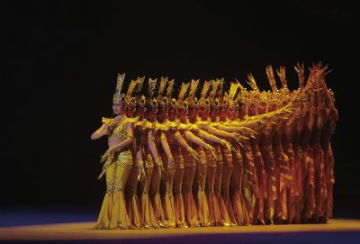 在歡迎晚宴上，上演經典節目千手觀音。新華社發