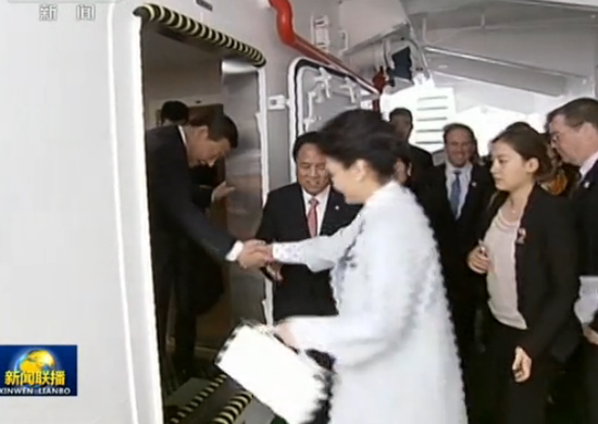 習近平轉身伸手扶彭麗媛 習近平轉身伸手扶彭麗媛