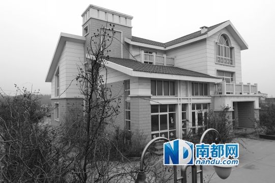 　馬超群在赤土山村村委會(huì)旁的別墅，就是以“自來(lái)水維護(hù)站”的名義拿的地。