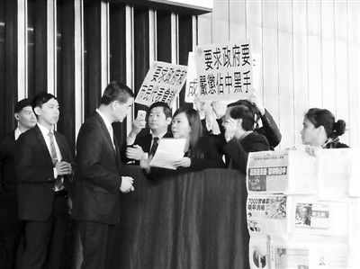 撐警大聯(lián)盟召集人李偲嫣2日到特首辦請愿，要求政府嚴(yán)厲處置“占中三子”和“雙學(xué)”的代表。