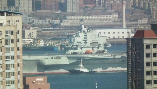 青島軍港周圍高樓林立，一睹遼寧號真容只需要一個好天氣（資料圖片）