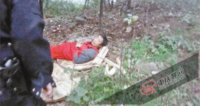 在草叢中睡覺的男子竟是名網上逃犯。