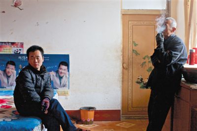 父親抽煙,兒子不語。逃跑的越南新娘,給袁迎賓父子帶來的是失落。新京報記者 父親抽煙,兒子不語。逃跑的越南新娘,給袁迎賓父子帶來的是失落。新京報記者