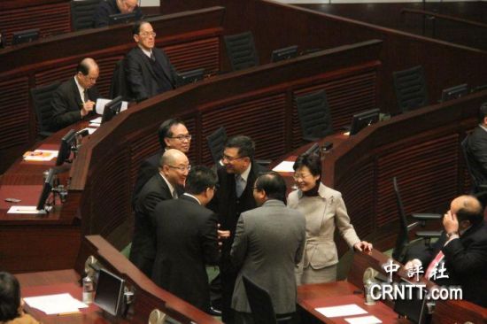 答問大會之前，港府司局長等高官聚談（中評社 鄧冠英攝）