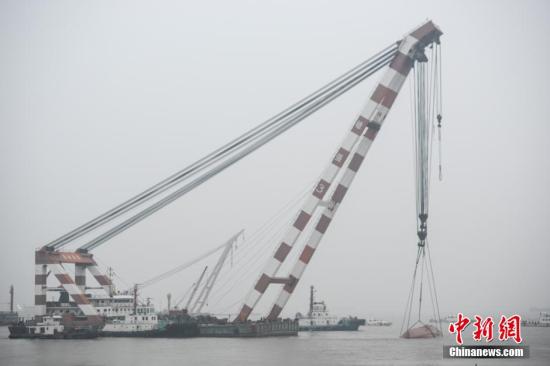  事故沉船已拖至北岸淺水區域。