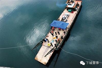 為搜尋深水沉尸，杭州警方租用的船只在水面作業。本版圖片/杭州警方提供