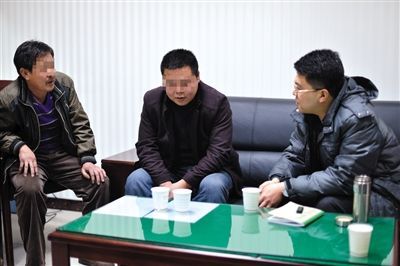 1月7日,陜西省榆林市,國家信訪局第五督查組成員王治鐸(右一)與兩名信訪人約談。 楊凱 攝 1月7日,陜西省榆林市,國家信訪局第五督查組成員王治鐸(右一)與兩名信訪人約談。 楊凱 攝