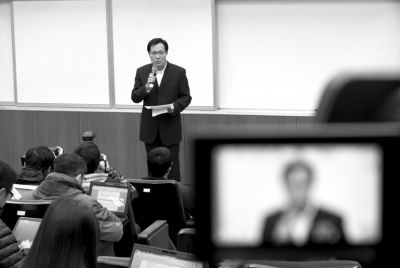 2月8日，在臺北福華會館，復(fù)興航空代表劉忠繼向媒體介紹家屬說明會溝通情況。新華社發(fā)