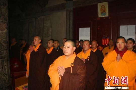 少林寺方丈釋永信率僧眾祭祖 沿襲千年傳統(圖) 少林寺方丈釋永信率僧眾祭祖 沿襲千年傳統(圖)