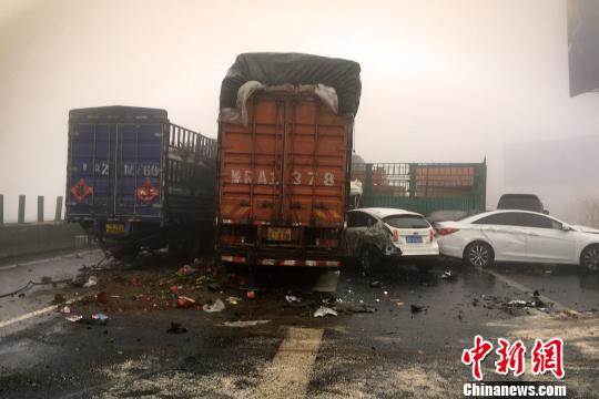 圖為21日，京港澳高速河南段21輛汽車發生連環相撞事故現場?！」啤z