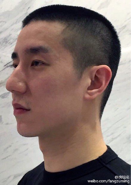 房祖名獲釋后首發微博父親成龍為其剪短發 房祖名獲釋后首發微博父親成龍為其剪短發