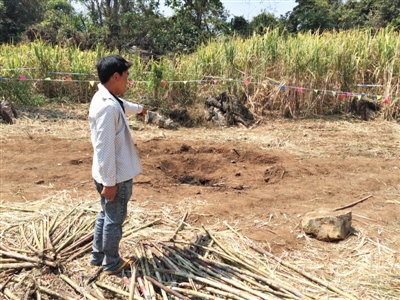 昨日,在大水桑樹村,村民向記者展示13日造成5死8傷的炸彈事件彈坑。 昨日,在大水桑樹村,村民向記者展示13日造成5死8傷的炸彈事件彈坑。