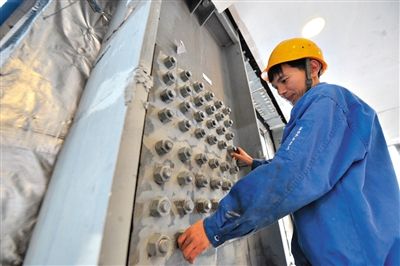 工人在內部安裝鋼結構。