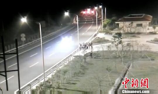 看到車輛經過,孩子們便急忙跑到一旁的花圃上。 警方供圖 攝 看到車輛經過,孩子們便急忙跑到一旁的花圃上。 警方供圖 攝